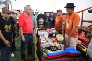 Buka Pameran Karya Seni, Budiman Goreskan Tanah ke Kanvas Sebagai Simbol Perlawanan Rakyat Luwu