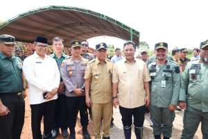 Kunker di Luwu Timur, Pj. Gubernur Sulsel Bagikan Bibit Pisang Cavendish