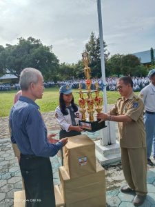 Penyerahan Beasiswa Bagi Peserta Didik Berprestasi SMAN 4 Lutim TP.2023/2024