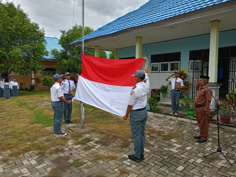 SMKN 2 Luwu Timur Gelar Upacara Bendera dan Bersih Lingkungan Sekolah Pasca Libur Nataru 2024