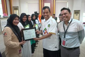 Gandeng Save The Children, Pemkab Lutim Serahkan Penghargaan Champion Award untuk 5 SD Negeri