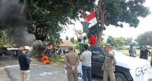 Masyarakat Desa Maleku Gelar Aksi Demo Di Depan Kantor Desa, Ini Pemicunya