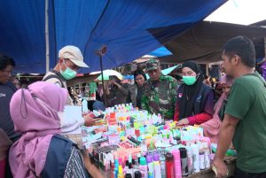Antisipasi Barang Kadaluarsa, Tim Terpadu Lutim Lakukan Pengawasan di Pasar Wawondula