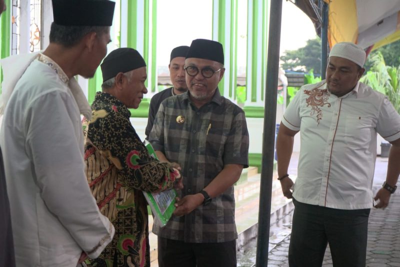 Serahkan Bantuan Rehab Mesjid, Budiman : Harap Digunakan Sebaik-baiknya