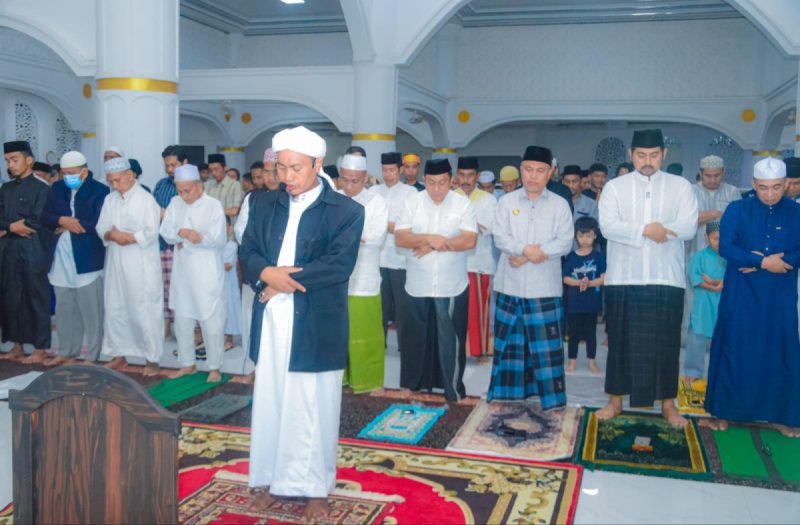 Tarwih Perdana di Masjid Agung, Budiman : Manfaatkan Momen Bulan Mulia Ini