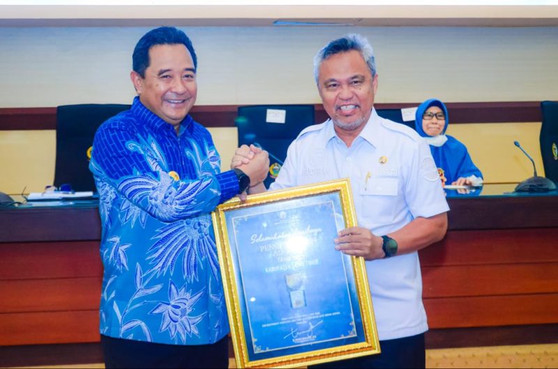 Bupati Luwu Timur Terima Penghargaan dari Pj. Gubernur Sulawesi Selatan