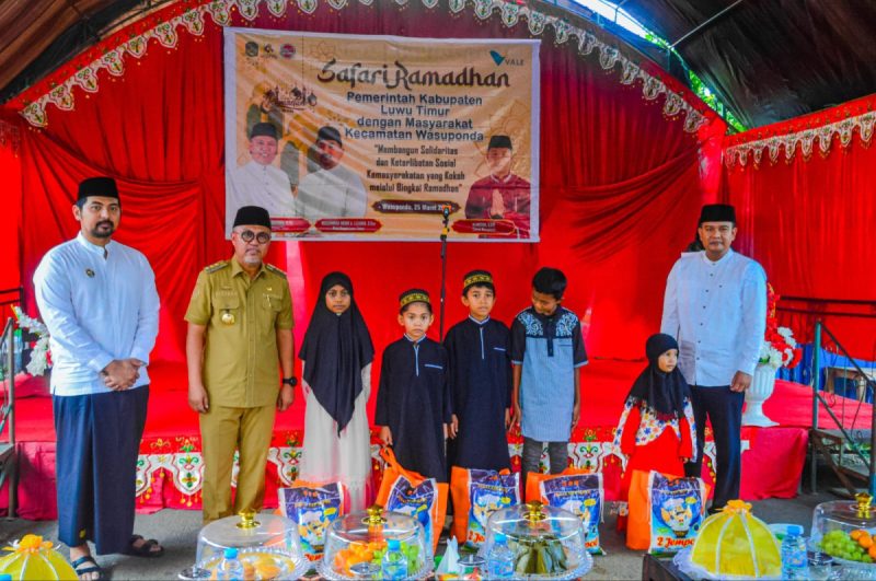 Serahkan Santunan Kepada Anak Yatim, Budiman : Bentuk Kepedulian Pemkab Lutim