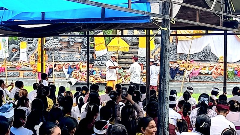 Hadiri Perayaan Hari Raya Nyepi, Kades Benteng Serahkan Sertifikat Alas Hak Pemakaman