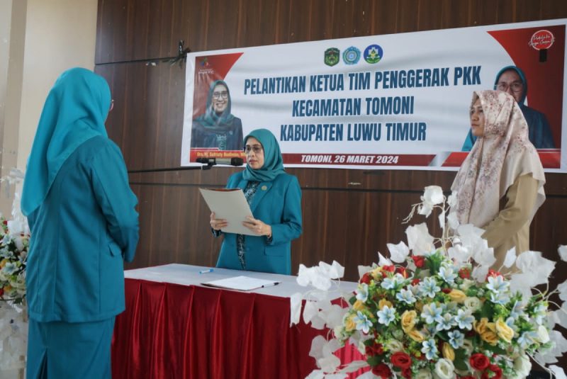 Kukuhkan Ketua TP PKK Tomoni, Sufriaty : Mari Bekerjasama Dengan Baik