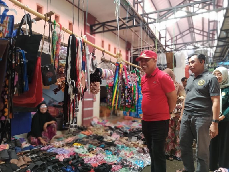 Tinjau Harga Bahan Pokok, Bupati Budiman Lakukan Pemantauan di Pasar