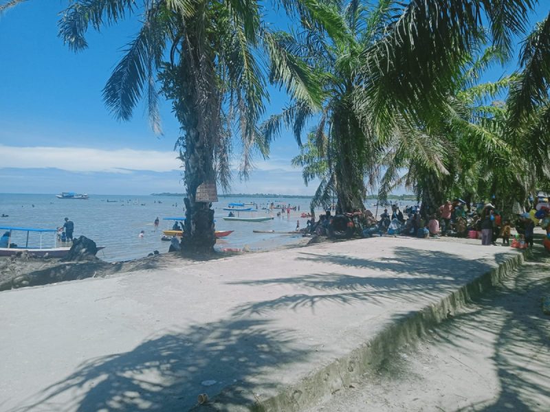Momen Lebaran, Pantai Balobalo Ramai Pengunjung