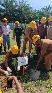 Peringatan Hari Bumi, SMKN 2 Lutim Gelar Menanam Pohon