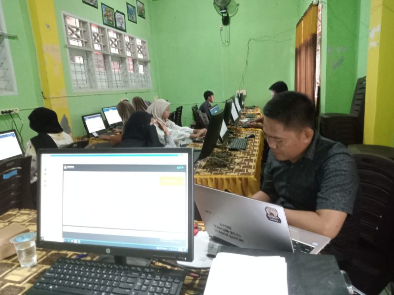 Puluhan Peserta Ikuti Ujian Paket B Dan C di PKBM Bulu Deceng