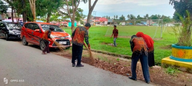 Camat Mangkutana Bersama Staf Gelar Giat Bersih Lingkungan