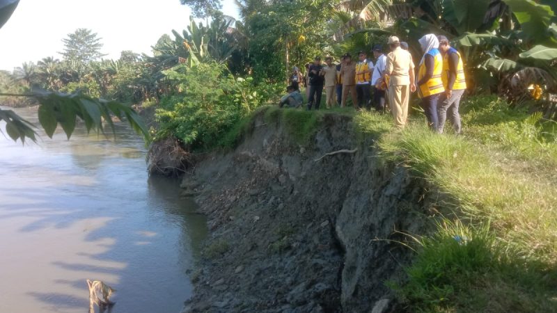 Kepala BBWS Tinjau Tanggul Jebol di Alam Buana, Bronjong Segera Dipasang