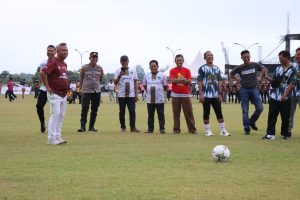 Tendangan Pertama Bupati Tandai Bergulirnya Turnamen Sepakbola Antar Instansi