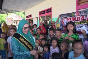 Tinjau Lokasi Pasca Banjir, Bunda Paud Lutim Serahkan Bantuan Kemanusian di Luwu