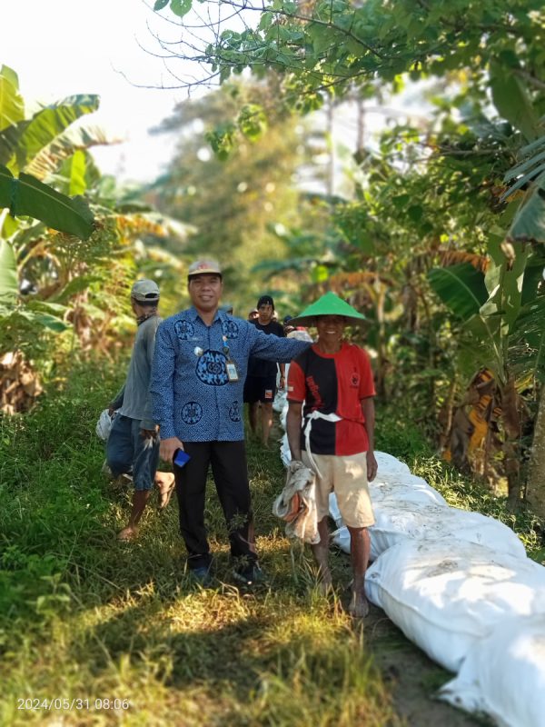 Antisipasi Luapan Sungai, Warga Cendana Hitam Timur Gotong Royong Pasang Geobag