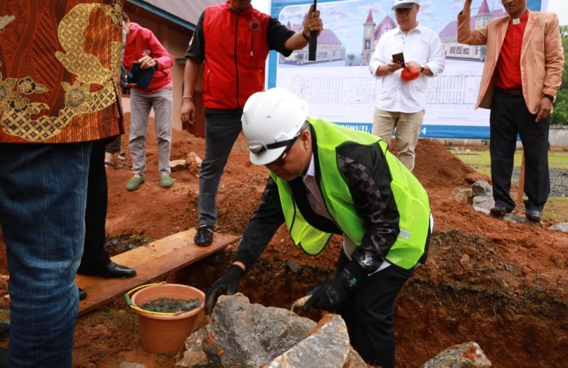 Bupati Budiman Letakkan Batu Pertama Pembangunan Gereja Kibaid Jemaat Wawondula