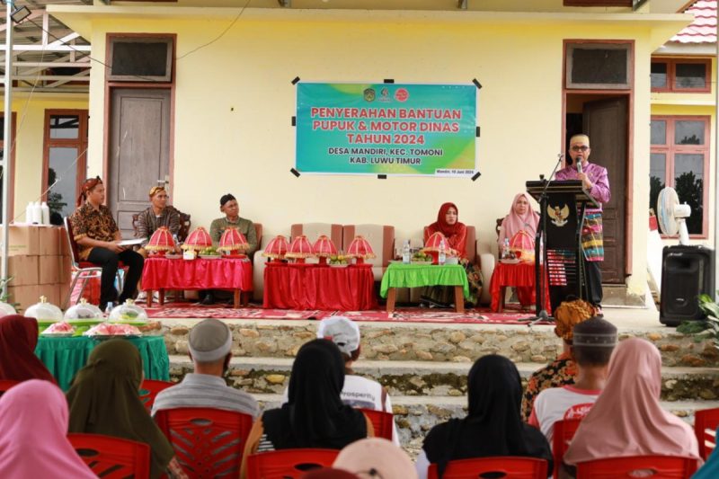 Bupati Budiman Serahkan Bantuan Pupuk dan Kendaraan Dinas