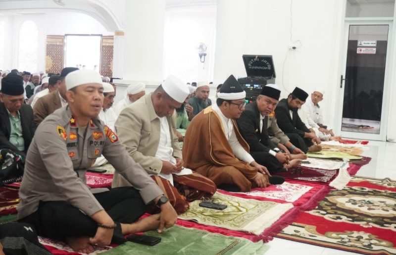 Bupati dan Wabup Lutim Bersama Keluarga Shalat Idul Adha di Masjid Agung Malili