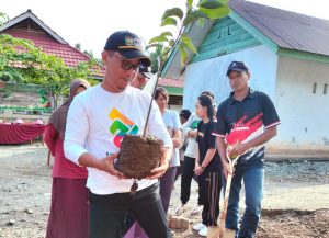 Camat Angkona Tanam Pohon Dalam Rangka Program Peduli Lingkungan di Desa Tawakua