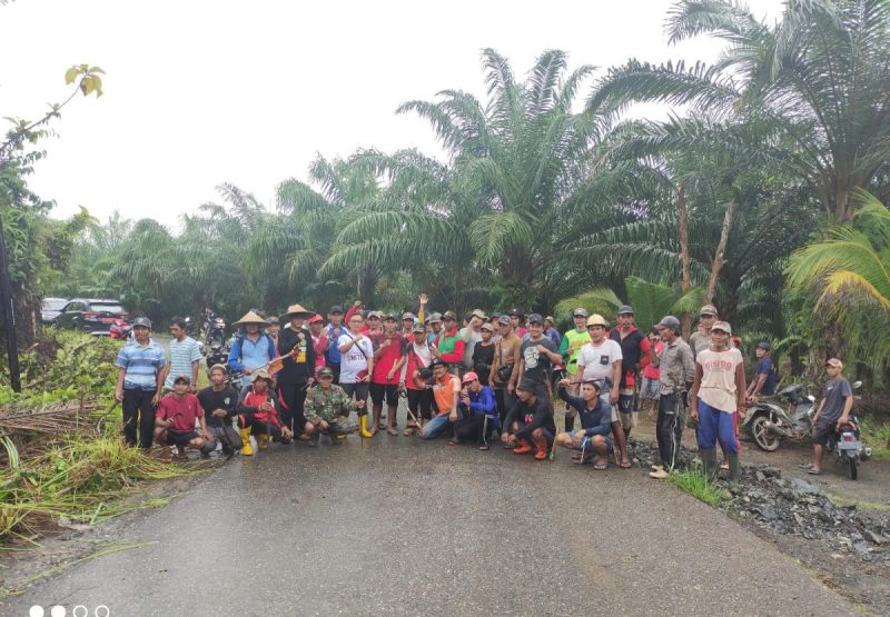 Camat Bersama Kades Kerahkan Warga Bersihkan Bahu Jalan Poros Tawakua-Tarabbi