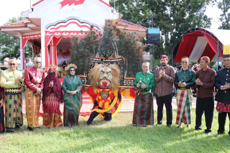 Reog Ponorogo Meriahkan Roadshow Kebudayaan di Kecamatan Kalaena