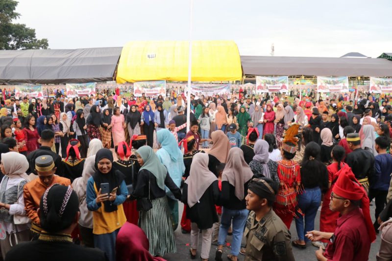 Ribuan Warga Masyarakat Menyaksikan Roadshow Kebudayaan di Kecamatan Tomoni