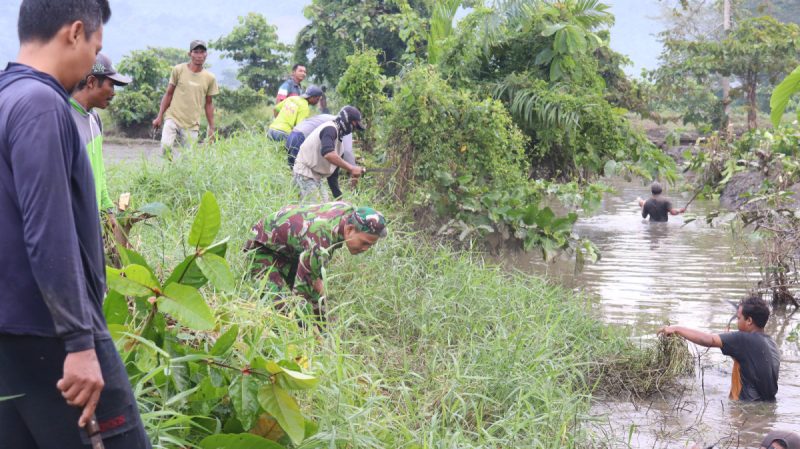 Sigap Atasi Banjir, Camat Angkona Terjunkan Warga Bersihkan Saluran Pembuangan Manakai