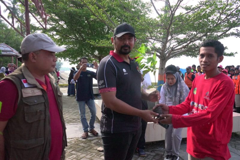 Wabup Akbar Buka Acara Aksi Bersih dan Penanaman Pohon di Pantai Lemo