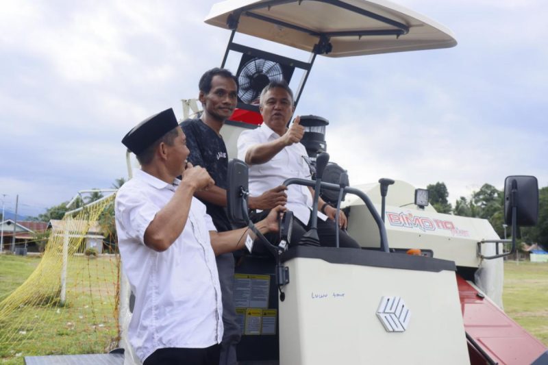 Budiman Serahkan Mesin Panen, Pupuk dan Benih Padi di Desa Lera