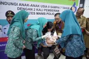 Buka Pencanangan PIN Polio Tingkat Kabupaten, Hj. Sufriaty Lakukan Pemberian Imunisasi