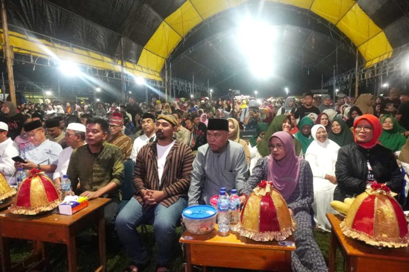 Bupati, Wabup dan Ketua PKK Lutim Hadiri Pagelaran Wayang Golek di Tomoni