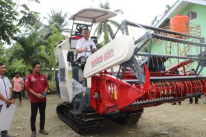 Dongkrak Produksi Pertanian, Bupati Luwu Timur Serahkan Alsintan Ke UPJA