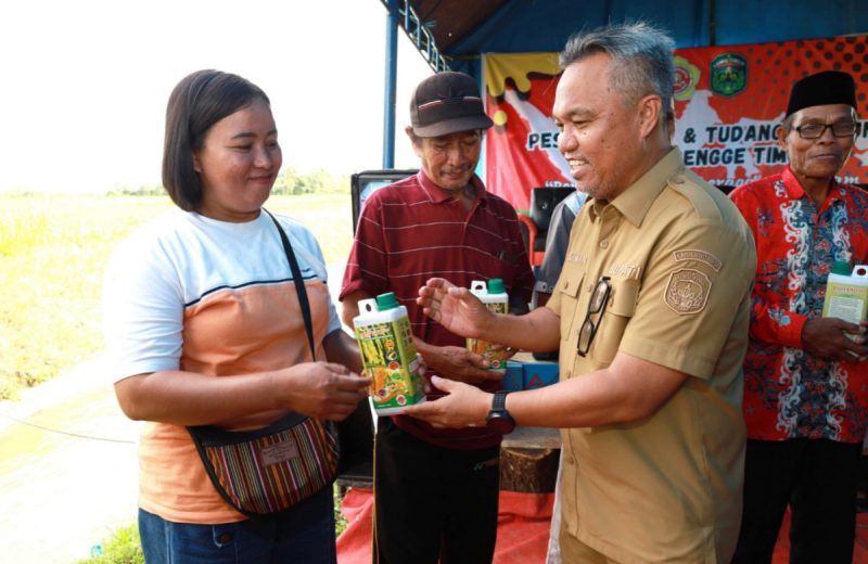 Hadiri Pesta Rakyat, Budiman Serahkan Bantuan Pupuk Organik Cair kepada Gapoktan