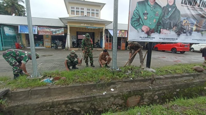 TNI Bersama Masyarakat Gelar Karya Bhakti Bersih Lingkungan