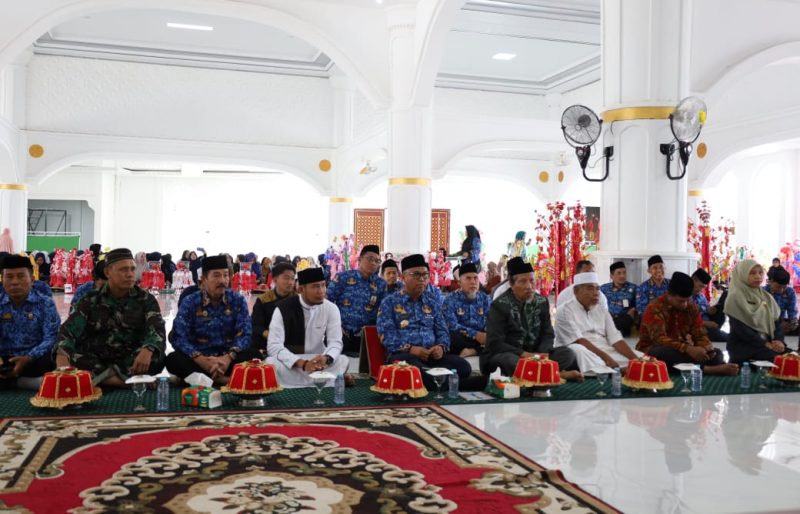 Bupati dan Ketua PKK Lutim Hadiri Maulid Nabi Muhammad SAW 1446 H