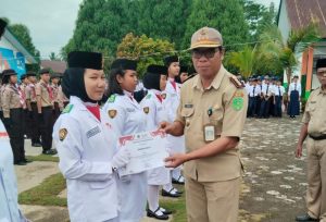 Camat Tomtim Jadi Pembina Upacara di SMPN I Tomoni Timur