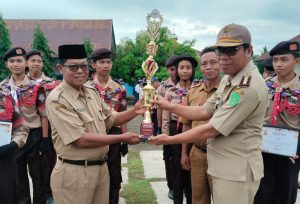 Jadi Pembina Upacara, Camat Tomtim Apresiasi Prestasi SMPN 1 Tomoni Timur