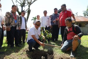 Kunker Ke Sinode GKST Tentena, Bupati Budiman Menyumbang 1000 Pohon Bibit Durian Monthong