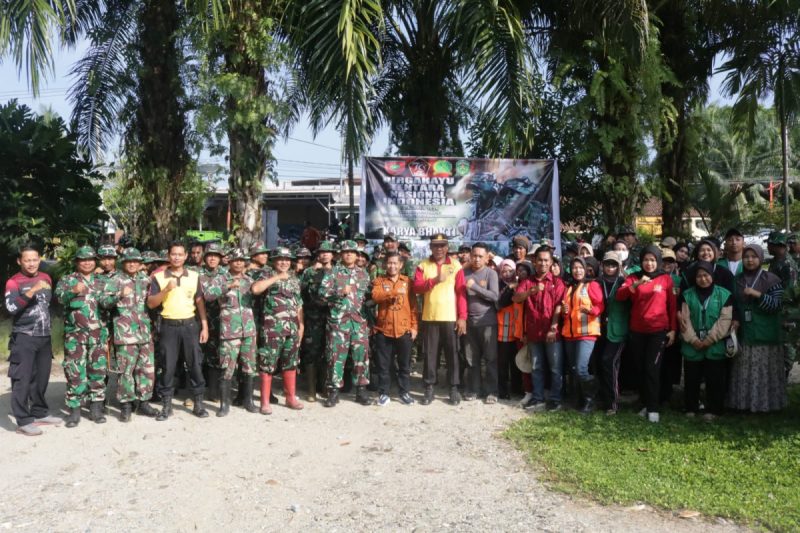 Peringati HUT TNI, Pabung Lutim Bersama Pemerintah Lakukan Karya Bakti