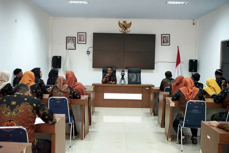 Plt. Kadis Kominfo-SP Lutim Rakor Internal Bersama para Staf