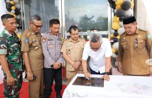 Resmikan Kantor Desa Jalajja, Budiman Serahkan Berbagai Bantuan Pertanian