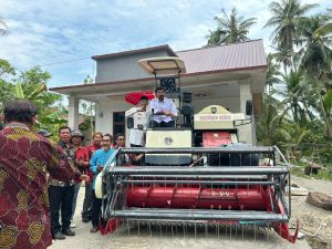 Wabup Lutim Serahkan Dua Alsintan di Kecamatan Kalaena