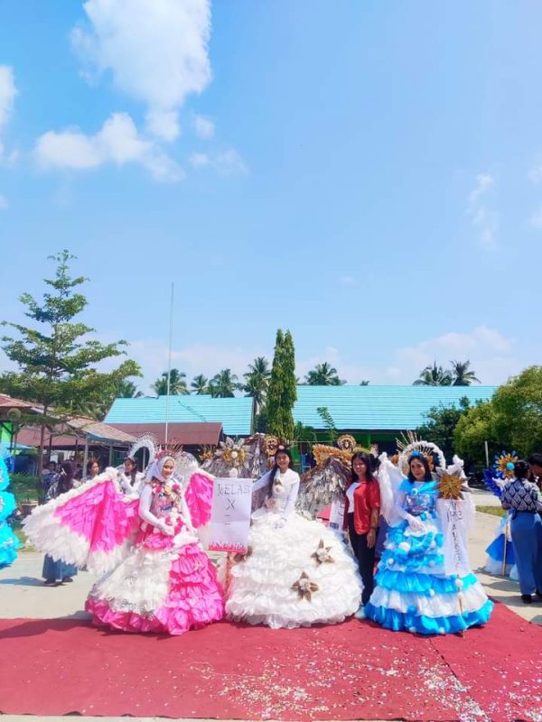 Mengolah Limbah Menjadi Karya : Kreativitas Siswa SMAN 10 Luwu Timur dalam Fashion Show Daur Ulang