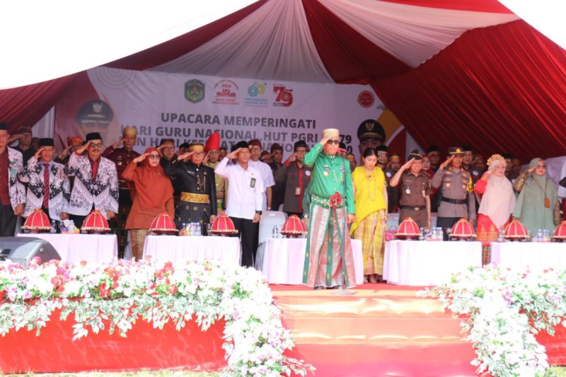 Budiman Pimpin Upacara HGN, PGRI dan HKN, Serahkan Penghargaan bagi Insan Berprestasi