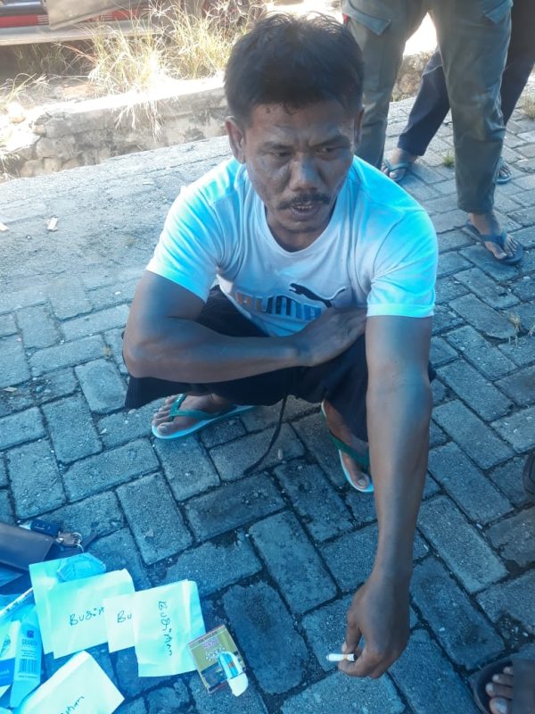 Heboh! Penjual Buroncong Bagikan Amplop Bertuliskan Budiman, Ternyata Relawan Paslon Lain