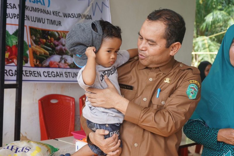 Peduli Stunting, Pjs Bupati Lutim Kunjungi Kampung KB Desa Parumpannai