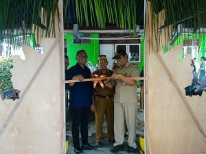 Camat Tomoni Timur Buka Pameran P5 “Makananku Budayaku” di SMAN 10 Luwu Timur